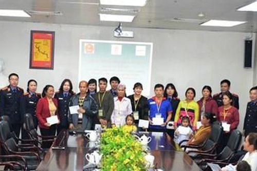 Công đoàn VKSND tối cao trao quà tại Viện huyết học truyền máu Trung ương