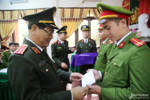 Thiếu tướng Nguyễn Hữu Cầu chúc Tết Công an 2 huyện vùng cao