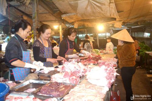 Nghệ An: Thịt lợn giảm giá, sức mua kém