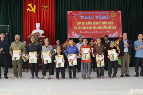 Đảng ủy Khối CCQ tỉnh, Báo Nghệ An, Công ty CP Xây dựng Tân Nam tặng quà Tết cho người nghèo