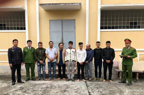 Nghệ An: Bắt 8 đối tượng cùng xóm rủ nhau đánh bạc