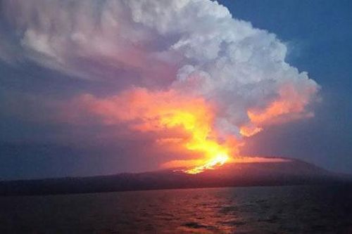 Núi lửa La Cumbre tại Ecuador 'tỉnh giấc', phun trào dung nham, khói bụi