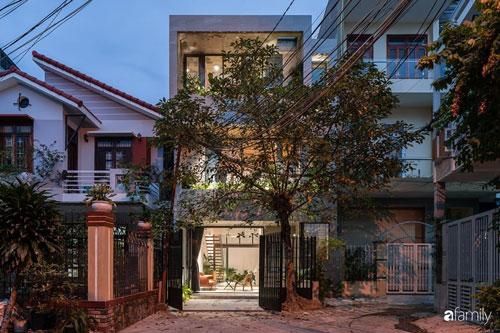 Ngôi nhà phố đẹp tinh tế với bản hòa tấu giữa vật liệu gỗ và ánh sáng ở Quy Nhơn dành cho gia đình 4 người