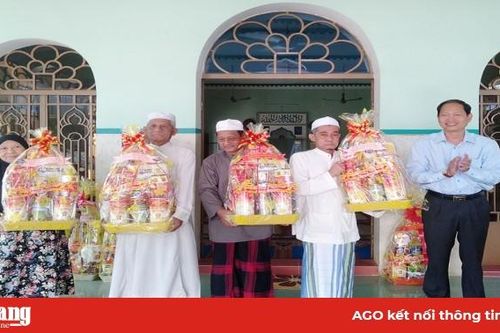 Bí thư Huyện ủy, Chủ tịch UBND huyện Châu Phú Trần Thanh Nhã chúc Tết Ban Quản trị Thánh đường Hồi Giáo xã Khánh Hòa