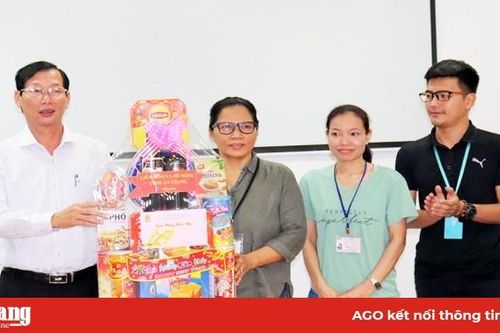 Phó Chủ tịch UBND tỉnh An Giang Lê Văn Phước thăm, tặng quà Tết các doanh nghiệp