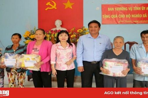 Trưởng ban Tuyên giáo Tỉnh ủy An Giang Trần Thị Thanh Hương tặng quà Tết hộ nghèo xã Bình Thạnh