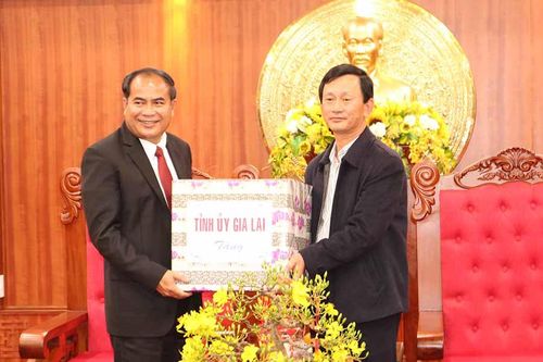 Lãnh đạo Quân khu 4 và tỉnh Stung Treng (Campuchia) chúc Tết tại Gia Lai
