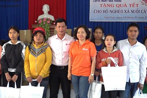 Báo Khánh Hòa và các đơn vị tặng quà Tết cho hộ nghèo xã Suối Cát