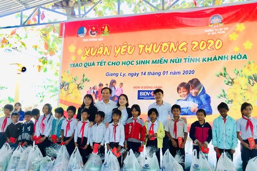 Trao 200 suất quà Tết cho học sinh có hoàn cảnh khó khăn
