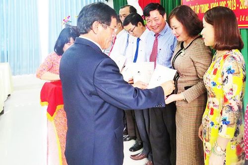 Bế giảng lớp hoàn chỉnh chương trình cao cấp lý luận chính trị