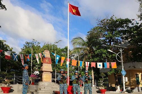 Tuần tra bảo vệ cùng lính đảo Sơn Ca