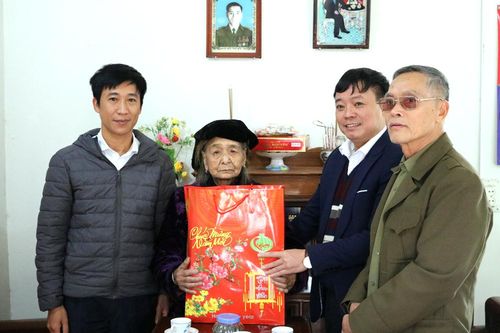 Tặng quà Tết cho gia đình chính sách, người yếu thế