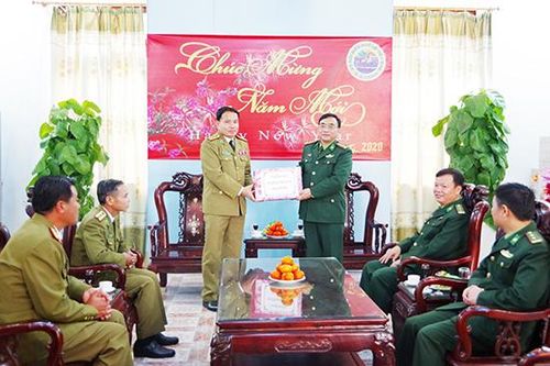 Công an tỉnh Hủa Phăn (nước CHDCND Lào) thăm, chúc Tết Bộ đội Biên phòng Sơn La