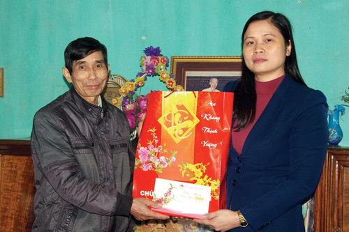 Lãnh đạo tỉnh thăm, tặng quà gia đình chính sách