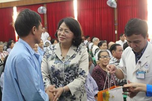 Phó Chủ tịch nước tặng quà Tết cho bệnh nhân ung thư