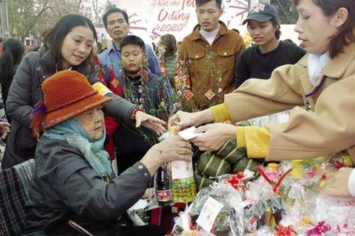 Phiên chợ Tết giá 0 đồng đặc biệt giữa Thủ đô