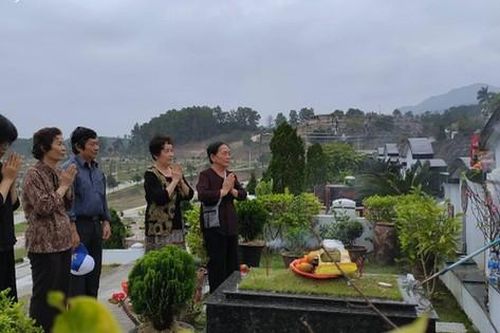 Người Hà Nội sắm sửa điện thoại, đồng hồ cùng con cháu đi tảo mộ mời gia tiên về ăn Tết
