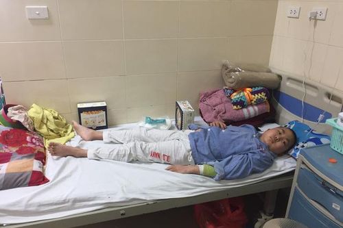 Quằn quại trong cơn đau vì bệnh, cậu bé ung thư mong được về ăn Tết