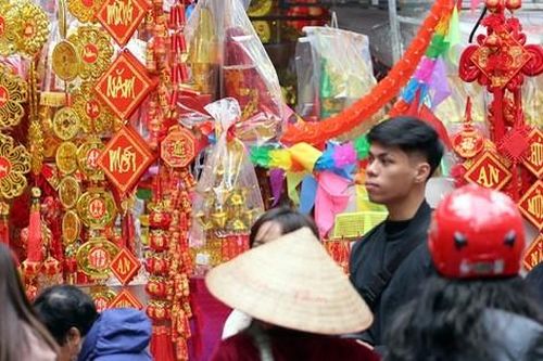 Người Hà Nội ùn ùn kéo đến Hàng Mã sắm Tết
