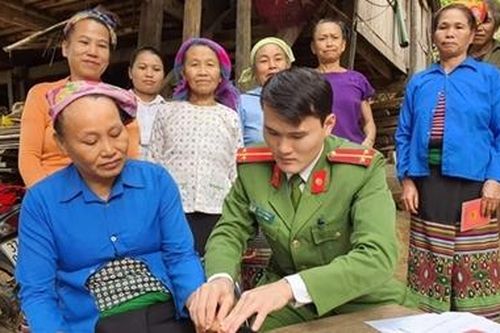 Những tấm căn cước nghĩa tình ở bản