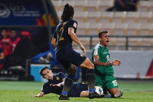 Những pha vào bóng quyết liệt của U23 Thái Lan và Iraq