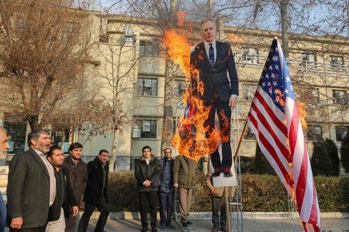 Người Iran đốt hình đại sứ, cờ Anh sau vụ bắn nhầm máy bay