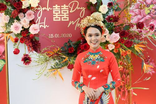 Bạn gái trung vệ Duy Mạnh tươi tắn trong lễ ăn hỏi