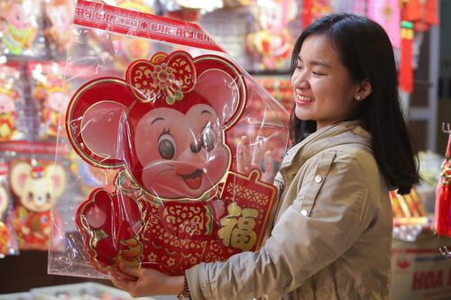 Đồ trang trí Tết hình chuột nhuộm đỏ phố Hàng Mã