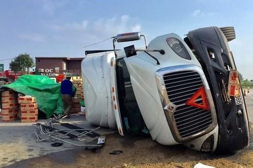 Lật xe container, tài xế may mắn thoát chết