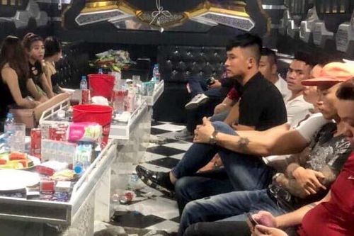 20 nam nữ phê ma túy trong quán karaoke
