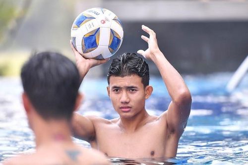 Cầu thủ U23 Thái Lan thư giãn ở bể bơi sau khi vào tứ kết giải châu Á