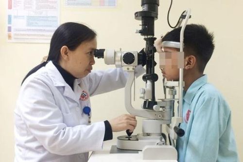 Nam sinh tổn thương mắt do học làm pháo tự chế trên mạng