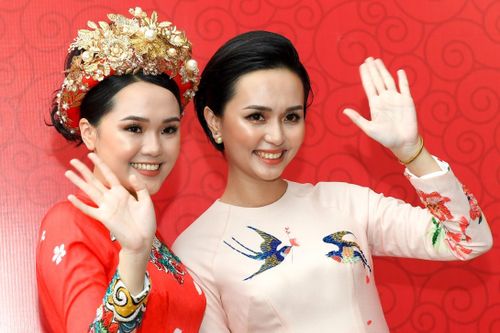 Bà xã Văn Quyết trẻ trung trong lễ ăn hỏi của em gái