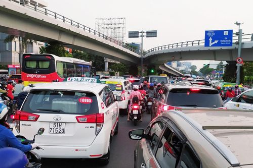 Cửa ngõ sân bay Tân Sơn Nhất ùn tắc kéo dài ngày cận Tết