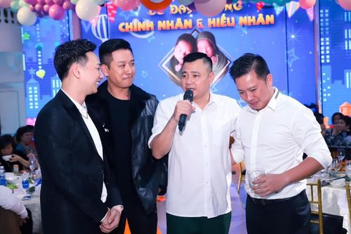 Tuấn Hưng, Tự Long đến mừng sinh nhật cặp sinh đôi nhà Thành Trung