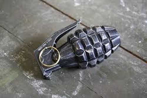 Súng, lựu đạn trong bao tải bên lề đường