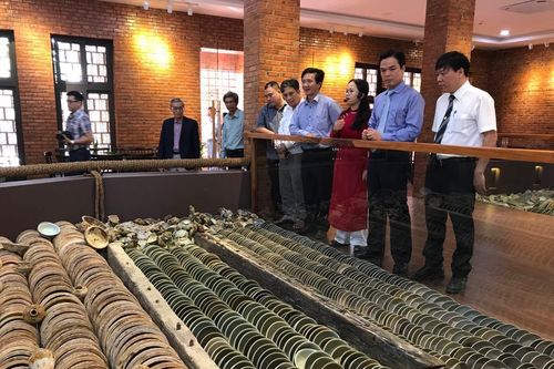 Đến bảo tàng ngắm đồ cổ, trải nghiệm trò chơi dân gian
