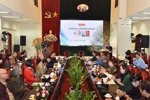 Báo Nhân Dân hằng tháng gặp gỡ cộng tác viên và ra mắt sách