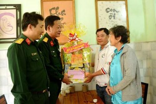 Tỉnh Quảng Ngãi thăm, tặng quà Tết gia đình cán bộ, chiến sĩ đang công tác tại Trường Sa