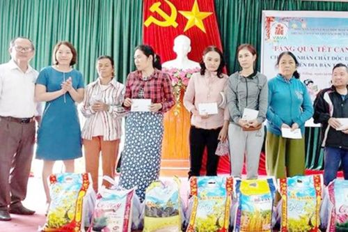 Tặng quà Tết cho người nghèo