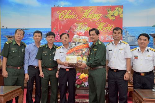 Đoàn đại biểu TPHCM thăm, chúc Tết cán bộ, chiến sĩ trên Vùng biển Tây Nam Tổ quốc