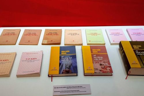 Trưng bày chuyên đề 'Tự hào 90 năm Đảng Cộng sản Việt Nam - Một chặng đường vẻ vang'