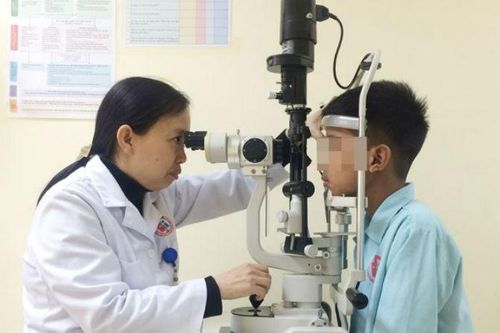 Bé trai 13 tuổi nhập viện vì tự chế pháo nổ