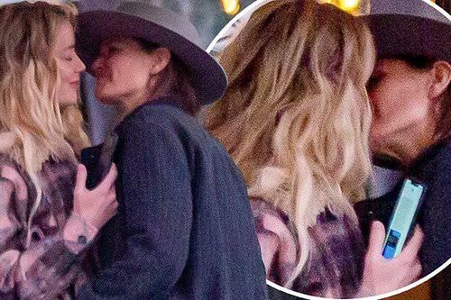 Vợ cũ 'cướp biển' Johnny Depp gây sốc với nụ hôn đồng giới