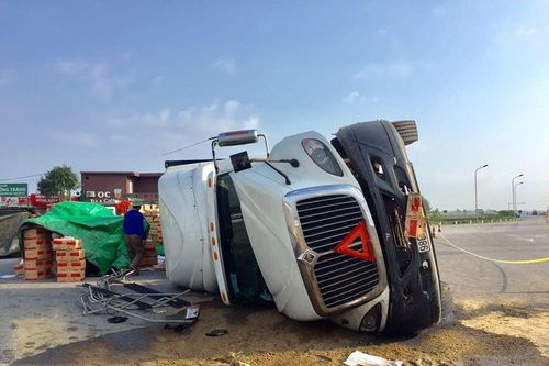 Xe container lật nhào khi ôm cua vòng xuyến