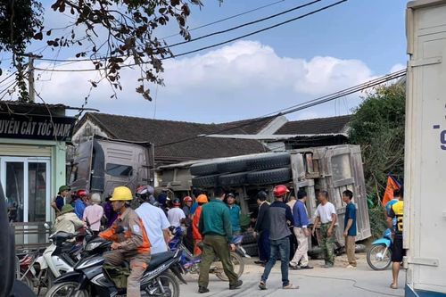 Bẻ lái tránh cụ bà đi bộ, xe chở cát đè lật trúng người phụ nữ tử vong