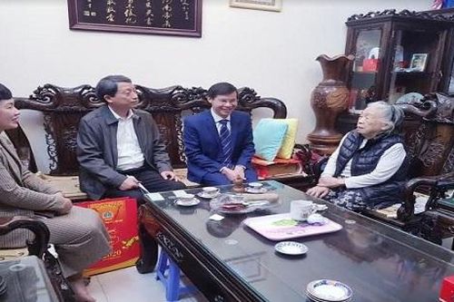 Đoàn công tác TANDTC chúc Tết các đồng chí nguyên lãnh đạo Tòa án, Trọng tài Kinh tế Nhà nước
