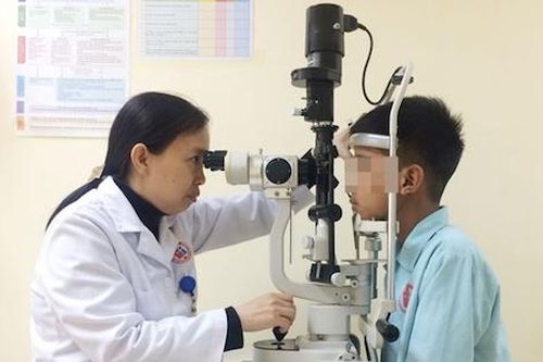 Bé trai bỏng mắt do học làm pháo tự chế trên mạng
