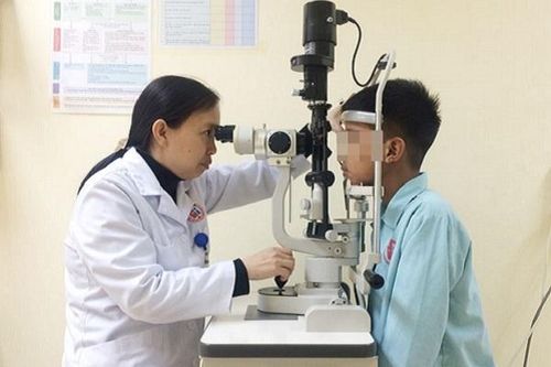 Bé trai bỏng mắt vì học làm pháo tự chế trên mạng