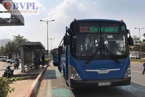Khởi tố, truy bắt nhóm côn đồ đập phá xe buýt trên đường